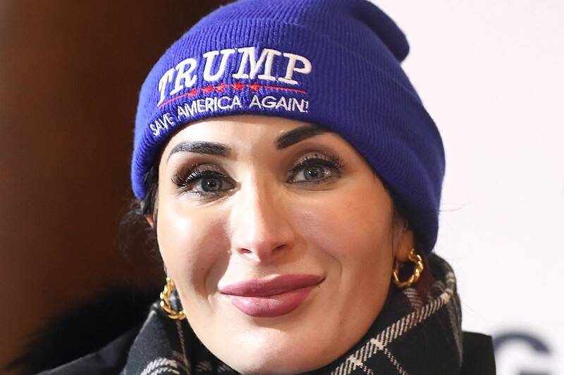 Laura Loomer, influencerka od teorii spiskowych, w korpusie prasowym Pentagonu