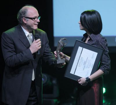 Tomasz Tomaszewski (przewodniczący jury) i Joanna Ferlian-Tchórzewska (pierwsze miejsce w kategorii Krajobraz)
fot. Karol Piechocki