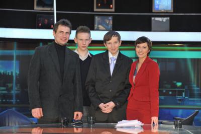 TVP 2 spełniła marzenie chorego nastolatka  z Siedlec. Od lewej ojciec Czarka Gąsiora - Henryk Gąsior, brat Konrad Gąsior, Czarek Gąsior, Marta Kielczyk w studiu "Panoramy", fot. I. Sobieszc