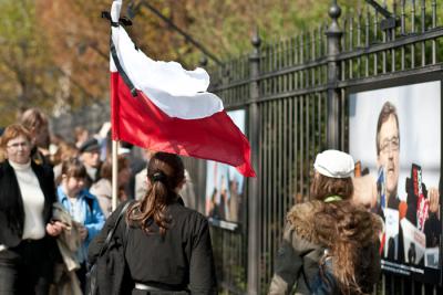 Wystawa zdjęć "Polska w żałobie" na ogrodzeniu Łazienek Królewskich w Warszawie, fot. Michał Kołyga