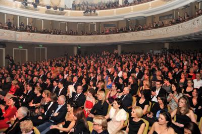 Widownia w Teatrz Polskim podczas ceremonii wręczenia nagród w plebiscycie Róże Gali 2010. (fot. Agencja Fotograficzna AKPA.)