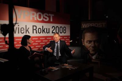 Po odebraniu nagrody premier Donald Tusk udzielił wywiadu Jolancie Fajkowskiej z TVP. (fot. Karol Piechocki Press)