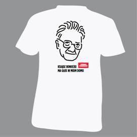 Tygodnik po zmianach promują m.in. koszulki z wizerunkiem ks. Adama Bonieckiego 