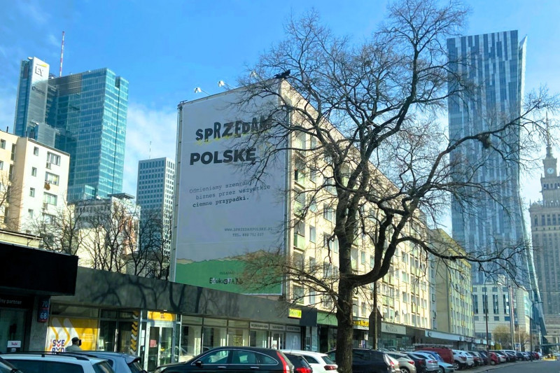 Canal+ promuje nowy serial "Edukacja XD" na nośnikach reklamy zewnętrznej